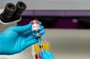 covid-19 vaccinflessen met spuit in handen
