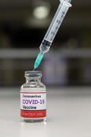 Covid-19-vaccin met spuit foto