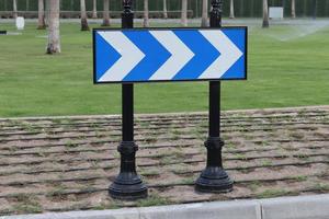 blauw en wit chevron weg teken, juist kromme symbool, weg teken, verkeer teken foto