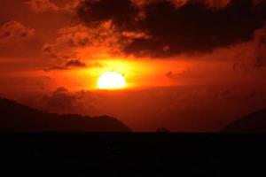 mooi zeegezicht en tropisch eiland met lucht in schemering van zonsondergang over- de berg in zee Bij Thailand foto