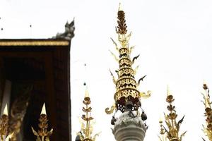 gouden pagode en naga in tempel van Thailand foto