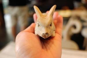hand- Holding weinig hout snijwerk konijn is handgemaakt van figuur dier in wijnoogst souvenir winkel Bij Thailand foto