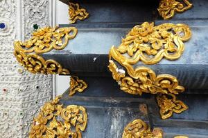 Thais -Lanna gouden stucwerk en beeldhouwwerk kunsten detail decoratie Aan erfgoed zwart pagode in de tempel van Thailand foto