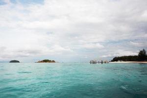 mooi zeegezicht van tropisch eiland met blauw zee en berg strand Bij koh lipe in satul provincie, Thailand foto