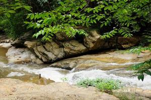 waterval en stroom Aan de rots van tropisch regenwoud in nationaal park Bij Thailand foto