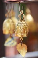 goud messing klokken hangende Aan pagode in tempel, Thailand foto