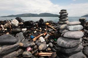 vuilnis in de zee drijft langs de kust in in de andaman zee is globaal opwarming Bij Thailand. foto