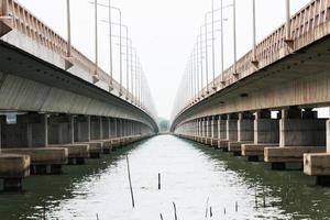 perspectief van beton brug over- de songkhla meer in Thailand foto