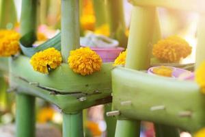 groen banaan blad en goudsbloem bloemen decoratie Aan tafel voor geloof en aanbidden de goden van hindoeïsme in Thailand foto