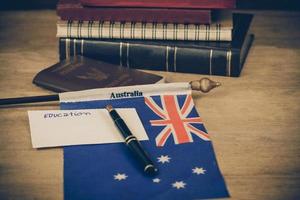 onderwijs in Australië concept, paspoort en wit Notitie Aan Australië vlag . foto