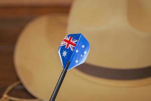 anzac leger slungelig hoed met Australisch vlag Aan wijnoogst hout achtergrond foto