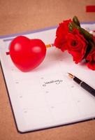herinnering bruiloft dag in kalender planning en fontein pen met kleur toon. foto