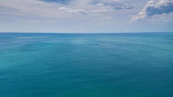 luchtfoto, prachtig blauw zeeoppervlak
