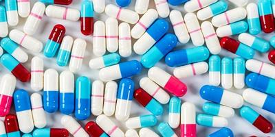 veel soorten medicijnen pillen capsules achtergrond foto