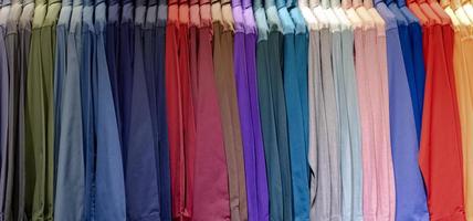 close-up van multi gekleurde shirts op kleerhangers foto