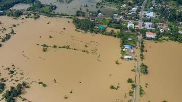 luchtfoto bovenaanzicht van ondergelopen rijstvelden en het dorp