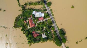 luchtfoto bovenaanzicht van ondergelopen rijstvelden en het dorp foto