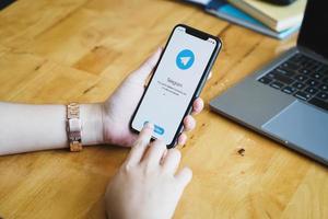 Chiangmai, Thailand, 23 januari 2021 - persoon die de telegram-app gebruikt om te communiceren foto
