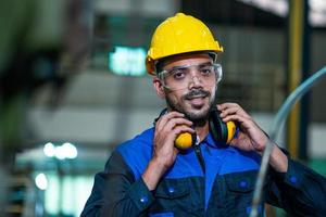 professioneel ingenieur slijtage uniformen, bril en moeilijk hoeden in de fabriek. foto