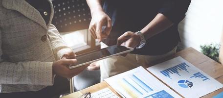 groep zakenlieden en accountants brainstormen met een digitale tablet voor onderzoek naar corruptierekening. anti-omkoping concept. foto