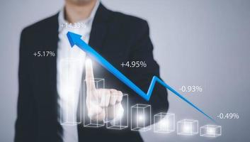 zakenman hand- aanraken pijl virtueel scherm bedrijf diagram Aan de zwart achtergrond, verkoop gegevens analyse, modern technologie bedrijf mensen Kiezen met vinger analytisch diagram met groot gegevens. foto