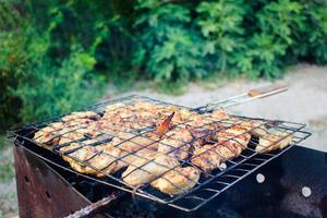 vlees is gebakken Bij de inzet. de kebab bakken Aan de grillen. foto