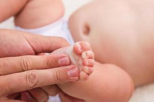 masseur aan het doen massage voor voet weinig baby foto