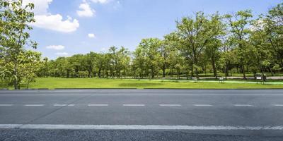 lege snelweg asfaltweg en mooie hemel in groen landschapspark foto