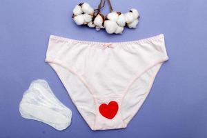 vrouwen slips met katoen en panty voeringen . hygiëne en vrouwen Gezondheid zorg concept foto