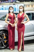 nietthaburi, Thailand - dec 4, 2021 - niet geïdentificeerd model- poses met een auto Bij de 38e motor expo Thailand 2021 Bij gevolg arena, Muang string dan ik, nietthaburi, Thailand. foto