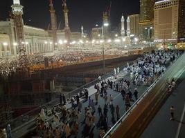 mekka, saudi Arabië, april 2023 - pelgrims van allemaal over- de wereld verzamelen in de omgeving van masjid al-haram Aan de negenentwintig nacht van Ramadan in mekka. foto