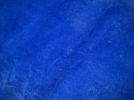 blauwe fluwelen stof textuur gebruikt als achtergrond. lege blauwe stoffenachtergrond van zacht en vlot textielmateriaal. er is ruimte voor tekst. foto