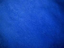 blauwe fluwelen stof textuur gebruikt als achtergrond. lege blauwe stoffenachtergrond van zacht en vlot textielmateriaal. er is ruimte voor tekst. foto