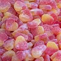 kleurrijk suikergoed in een hartvorm foto