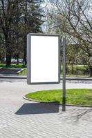 blanco bespotten omhoog verticaal aanplakbord straat poster Aan stad achtergrond. foto