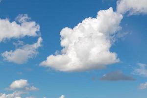 wit pluizig wolken Aan de blauw lucht. foto