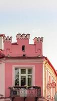 grodno, Wit-Rusland - juli 2021 venster en balkon deur Aan de facade van een oud huis. foto