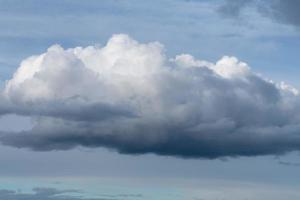 grote witte en grijze pluizige wolk in de lucht foto