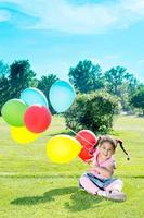 kind met ballonnen foto