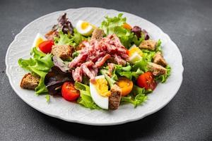 vlees salade, spek, ei, croutons, sla, salade dressing vinaigrette vogezen salade Lotharingen keuken maaltijd voedsel tussendoortje Aan de tafel kopiëren ruimte voedsel achtergrond rustiek top visie foto