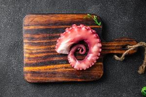 Octopus voedsel vers zeevruchten maaltijd tussendoortje Aan de tafel kopiëren ruimte voedsel achtergrond rustiek top visie foto