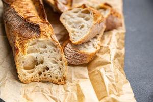 baguette lang vers brood geheel tarwe meel zuurdesem maaltijd voedsel tussendoortje Aan de tafel kopiëren ruimte voedsel achtergrond rustiek top visie foto