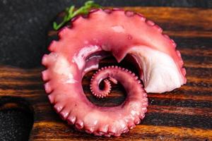 Octopus voedsel vers zeevruchten maaltijd tussendoortje Aan de tafel kopiëren ruimte voedsel achtergrond rustiek top visie foto