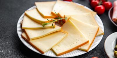 kaas raclette maaltijd voorafje voedsel voedsel tussendoortje Aan de tafel kopiëren ruimte voedsel achtergrond rustiek top visie foto