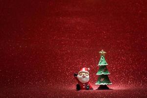 glanzende rode achtergrond met kerstman en kerstboom achtergrond