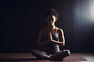 vrouw yoga binnen- sport. genereren ai foto