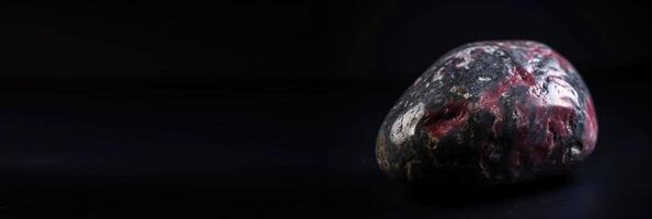 taaffeite is een bijzonder kostbaar natuurlijk steen Aan een zwart achtergrond. ai gegenereerd. hoofd banier mockup met ruimte. foto