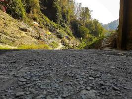 asfalt weg in de bergen Bij rangamati bangladesh. foto