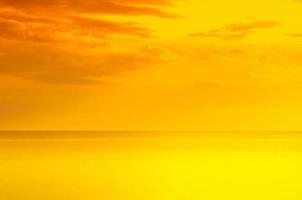 zonsondergang Aan de zee, wolk en lucht Aan natuur achtergrond foto