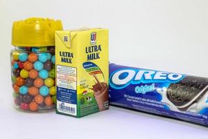 depok, Indonesisch april 16e 2023 ultramelk chocola melk en oreo koekjes, geïsoleerd Aan wit achtergrond foto